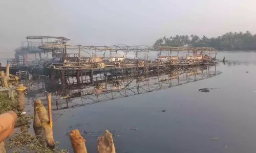 ഹൗസ് ബോട്ടുകള്‍ക്ക് തീപിടിച്ചു;യാത്രക്കാർ രക്ഷപ്പെട്ടു