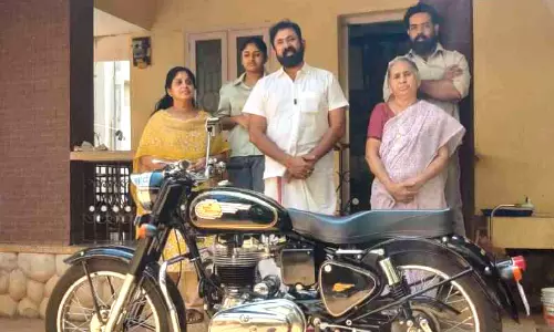 നാല് പതിറ്റാണ്ടിനിപ്പുറം പിതാവിന്റെ ഇഷ്ടവാഹനം സ്വന്തമാക്കിയ ആഹ്ലാദത്തിൽ കുടുംബം