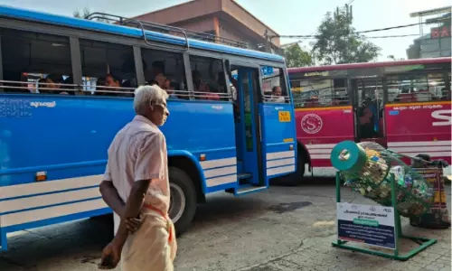 ക​ണ്ണൊ​ന്നു തെ​റ്റി​യാ​ൽ പൊ​ൻ​കു​ന്നം ബ​സ് സ്റ്റാ​ൻ​ഡി​ൽ അ​പ​ക​ടം ഉ​റ​പ്പ്