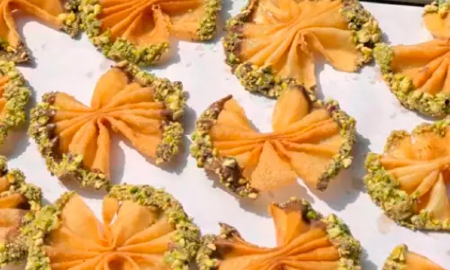 ക്രി​സ്പി ഫെ​ത​ർ ബ​ക് ലാ​വ എങ്ങനെ തയ്യാറാക്കാം