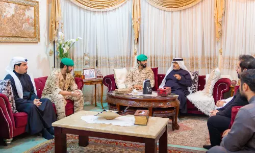 കൊല്ലപ്പെട്ട സ്വദേശി വനിതയുടെ കുടുംബത്തെ സന്ദർശിച്ച് ശൈഖ് നാസറും ശൈഖ് ഖാലിദും