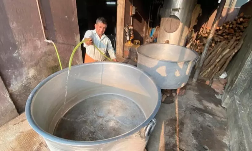 എൽ.പി.ജി പ്രതിസന്ധി; ഭക്തരെ ഊട്ടാൻ ക്ഷേത്രങ്ങൾ വിറകടുപ്പിലേക്ക് മടങ്ങുന്നു എൽ.പി.ജി പ്രതിസന്ധി; ഭക്തരെ ഊട്ടാൻ ക്ഷേത്രങ്ങൾ വിറകടുപ്പിലേക്ക് മടങ്ങുന്നു