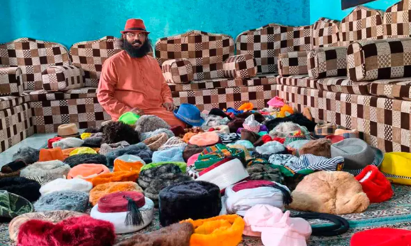 ലോകം ചുറ്റുന്ന ‘തൊപ്പി’ക്കാരൻ; 80 രാജ്യങ്ങൾ, 500 തൊപ്പികൾ ലോകം ചുറ്റുന്ന ‘തൊപ്പി’ക്കാരൻ; 80 രാജ്യങ്ങൾ, 500 തൊപ്പികൾ