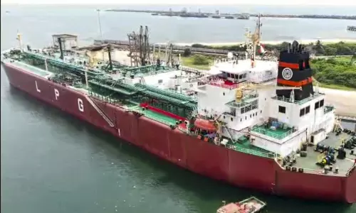 പ്രതിസന്ധി അയയുമോ?: ഇന്ത്യയിലേക്കുള്ള എൽ.പി.ജി കപ്പൽ ഹുർമൂസ് കടലിടുക്ക് കടന്നതായി മറൈൻ അധികൃതർ