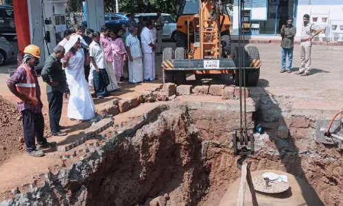 വീട്ടു കിണറ്റിൽ ഡീസൽ;  പെട്രോൾ പമ്പിലെ ടാങ്ക് പരിശോധനക്കായി പുറത്തെടുത്തു