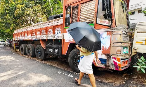 പൂത്തോളിൽ എക്‌സൈസ് പിടിച്ച വാഹനങ്ങൾ തുരുമ്പെടുക്കുന്നു