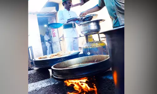 ക്ഷാമം കടുക്കുന്നു; ഹോട്ടലിൽ നിന്ന് ഗ്യാസ് സിലിണ്ടറുകൾ കവർന്നു