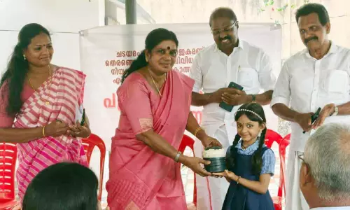 വയനാട് ദുരന്തം; രണ്ടാംതവണയും സമ്പാദ്യക്കുടുക്ക നൽകി അഞ്ചുവയസ്സുകാരി ശ്രാവണി വയനാട് ദുരന്തം; രണ്ടാംതവണയും സമ്പാദ്യക്കുടുക്ക നൽകി അഞ്ചുവയസ്സുകാരി ശ്രാവണി