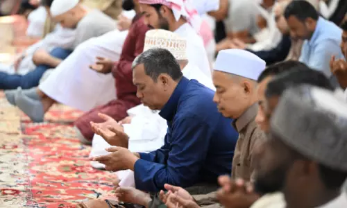 റമദാൻ അവസാന ആഴ്ചയിലേക്ക്; പ്രാർഥനാനിർഭരമായി പള്ളികൾ