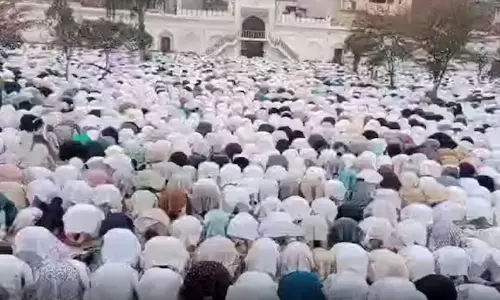 നമസ്കാരം തടയാനാവില്ല; ക്രമസമാധാനം നിലനിർത്താൻ കഴിയില്ലെങ്കിൽ കലക്ടറും എസ്.പിയും രാജിവെക്കണം- അലഹബാദ് ഹൈക്കോടതി നമസ്കാരം തടയാനാവില്ല; ക്രമസമാധാനം നിലനിർത്താൻ കഴിയില്ലെങ്കിൽ കലക്ടറും എസ്.പിയും രാജിവെക്കണം- അലഹബാദ് ഹൈക്കോടതി