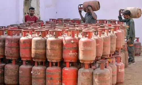 സംസ്ഥാനത്ത് എൽ.പി.ജി പ്രതിസന്ധി രൂക്ഷം: കൊച്ചി നഗരത്തിൽ 70 ശതമാനം ഹോട്ടലുകൾ പൂട്ടി