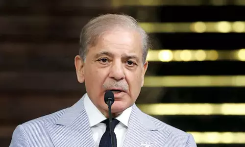 പശ്ചിമേഷ‍്യ യുദ്ധവും ഇന്ധനക്ഷാമവും: സർക്കാർ ജീവനക്കാരുടെ ശമ്പളം 30 ശതമാനം വരെ വെട്ടിക്കുറച്ച് പാകിസ്താന്‍