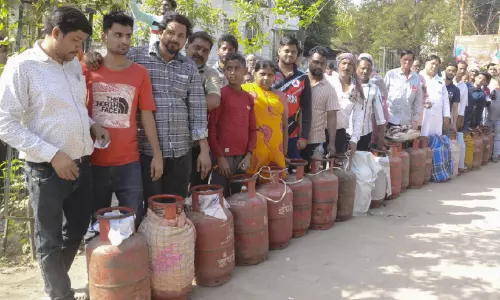 വാണിജ്യ സിലിണ്ടർ വിതരണം പുനരാരംഭിച്ചെന്ന് കേന്ദ്രം