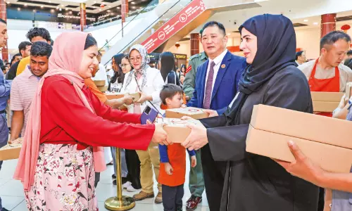 ഡ്രാഗൺ മാർട്ടിൽ 10,000 ഇഫ്താർ ഭക്ഷണപ്പൊതികൾ വിതരണം ചെയ്തു