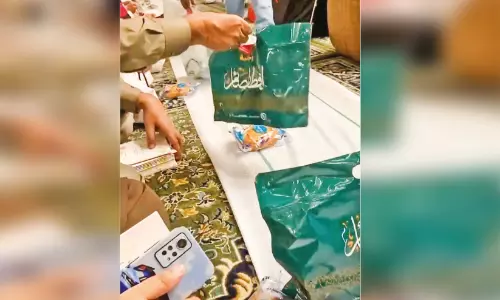 ഇ​രു​ഹ​റ​മു​ക​ളി​ൽ വ​ഴി പ്ര​തി​ദി​നം 10 ല​ക്ഷം ഇ​ഫ്താ​ർ പാ​ക്ക​റ്റു​ക​ൾ