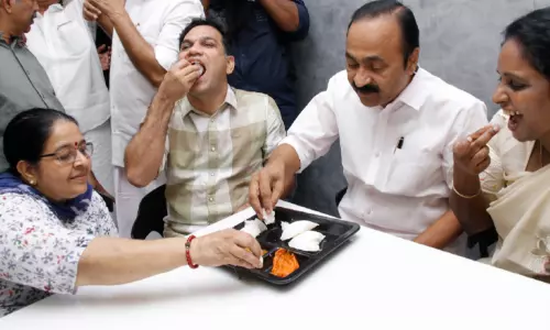 ഇന്ദിര കാന്‍റീന് തുടക്കം; 50 രൂപക്ക് ഒരു ദിവസത്തെ ഭക്ഷണം