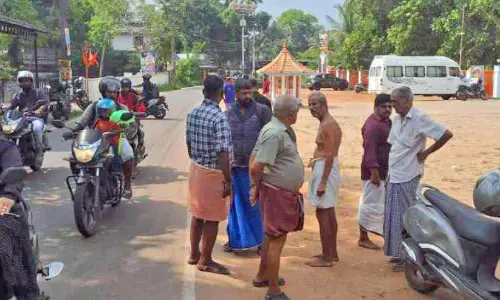 അരൂർ പള്ളിയറക്കാവ് റോഡിൽ അപകടങ്ങൾ പതിവാകുന്നു