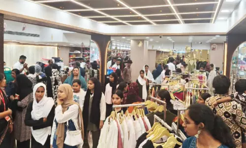 വസ്ത്രവൈവിധ്യങ്ങളുടെ പുത്തനുണർവുമായി പെരുന്നാൾ വിപണി വസ്ത്രവൈവിധ്യങ്ങളുടെ പുത്തനുണർവുമായി പെരുന്നാൾ വിപണി