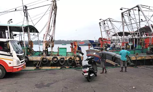 പാ​ച​ക​വാ​ത​ക ക്ഷാ​മം; മീ​ൻ​പി​ടി​ത്തം പ്ര​തി​സ​ന്ധി​യി​ൽ