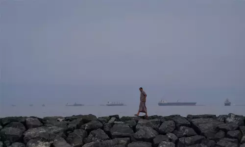 ഹുർമുസ് കടലിടുക്കിൽ പിടിമുറുക്കി ഇറാൻ; യു.എസ് യുദ്ധക്കപ്പലുകൾക്ക് പ്രവേശനമില്ലെന്ന് മുഹ്സിൻ റെസായി ഹുർമുസ് കടലിടുക്കിൽ പിടിമുറുക്കി ഇറാൻ; യു.എസ് യുദ്ധക്കപ്പലുകൾക്ക് പ്രവേശനമില്ലെന്ന് മുഹ്സിൻ റെസായി