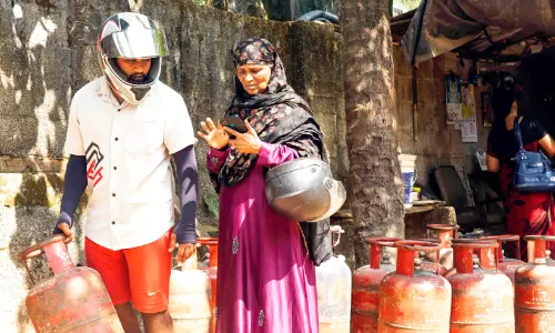 പാചകവാതക ക്ഷാമം; ഹോട്ടലുകളും തട്ടുകടകളും പലതും പൂട്ടി പാചകവാതക ക്ഷാമം; ഹോട്ടലുകളും തട്ടുകടകളും പലതും പൂട്ടി