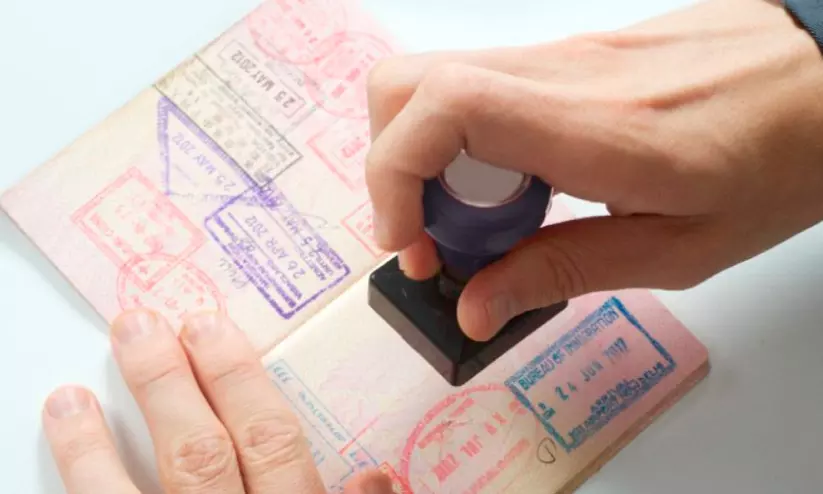 നിയമത്തിൽ താൽക്കാലിക ഇളവ്; പ്രവാസികൾക്ക് തൊഴിൽ വിസയിലേക്ക് മാറാൻ രാജ്യം വിടേണ്ട നിയമത്തിൽ താൽക്കാലിക ഇളവ്; പ്രവാസികൾക്ക് തൊഴിൽ വിസയിലേക്ക് മാറാൻ രാജ്യം വിടേണ്ട