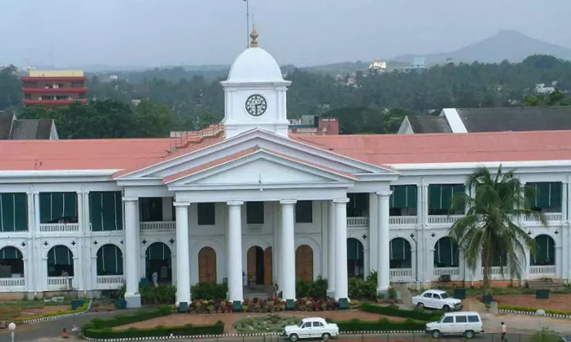 തെരഞ്ഞെടുപ്പ് പ്രഖ്യാപനം; അവധി ദിനങ്ങളിൽ സർക്കാർ ഇറക്കിയത് 600ലധികം ഉത്തരവുകൾ തെരഞ്ഞെടുപ്പ് പ്രഖ്യാപനം; അവധി ദിനങ്ങളിൽ സർക്കാർ ഇറക്കിയത് 600ലധികം ഉത്തരവുകൾ
