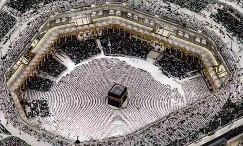 27ാം രാവിൽ മസ്​ജിദുൽ ഹറാം ഭക്തിനിർഭരം; ലൈലത്തുൽ ഖദ്ർ പ്രതീക്ഷിച്ച് ലക്ഷക്കണക്കിന് വിശ്വാസികൾ ഒഴുകിയെത്തി