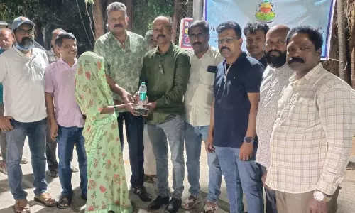 ബം​ഗ​ളൂ​രു മ​ല​യാ​ളി ഫോ​റം ഭ​ക്ഷ​ണ വി​ത​ര​ണം ന​ട​ത്തി