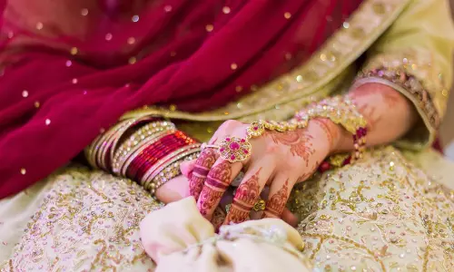 കൊച്ചിയിൽ നവദമ്പതികൾക്ക് സർപ്രൈസ് നൽകാൻ ഗുണ്ട് പൊട്ടിച്ചു: വധു ബോധം കെട്ട് വീണു