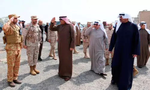 സൈനിക കേന്ദ്രങ്ങൾ സന്ദർശിച്ചു; സുരക്ഷ സേനകളുടെ വീരോചിത പങ്കിനെ പ്രശംസിച്ച് കിരീടാവകാശി