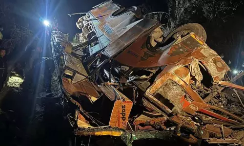 നേപ്പാളിൽ ബസ് കൊക്കയിലേക്ക് മറിഞ്ഞു; ഏഴ് ഇന്ത്യൻ തീർത്ഥാടകർ മരിച്ചു