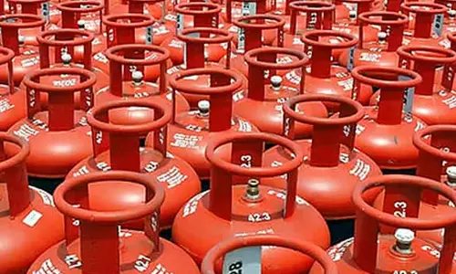 അ​ടു​ക്ക​ള കീ​ഴ​ട​ക്കു​ന്ന യു​ദ്ധം ഗ്യാ​സ് സി​ലി​ണ്ട​ർ കി​ട്ടാ​നി​ല്ലാ​ത്ത​ത് ജ​ന​ജീ​വി​തം ദു​സ്സ​ഹ​മാ​ക്കി