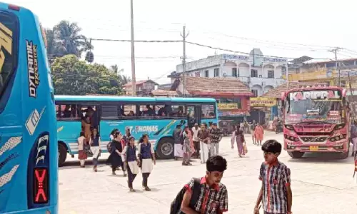 ഓടിവരുന്ന അപകടം; ബസ് സ്റ്റാൻഡിൽ യാത്രക്കാരുടെ പരക്കംപാച്ചിൽ