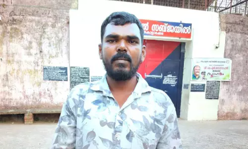 മാല പൊട്ടിച്ച് ‘പമ്പ കടക്കാൻ’ നോക്കി; പൊലീസ് ആറ്റിൽ ചാടി പ്രതിയെ പിടിച്ചു മാല പൊട്ടിച്ച് ‘പമ്പ കടക്കാൻ’ നോക്കി; പൊലീസ് ആറ്റിൽ ചാടി പ്രതിയെ പിടിച്ചു