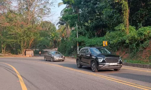 സു​ര​ക്ഷ ന​ട​പ​ടി​യി​ല്ല; അ​പ​ക​ട​മൊ​ഴി​യാ​തെ എ​സ്.​ആ​ർ.​വി വ​ള​വ്