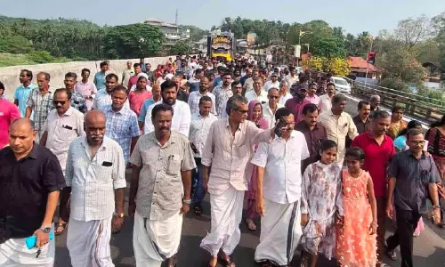 തൂതപ്പാലം തുറന്നു; പഴയ പാലത്തിന്റെ ഉപരിതലം ടാർ ചെയ്ത് പാതയുടെ ഭാഗമായി ഉപയോഗിക്കും തൂതപ്പാലം തുറന്നു; പഴയ പാലത്തിന്റെ ഉപരിതലം ടാർ ചെയ്ത് പാതയുടെ ഭാഗമായി ഉപയോഗിക്കും