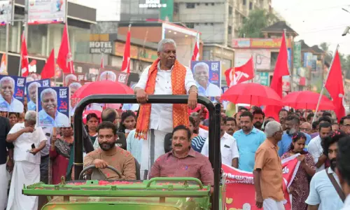 കുന്നംകുളത്ത് തെരുവിലിറങ്ങി എ.സി. മൊയ്തീൻ; യു.ഡി.എഫ്, എൻ.ഡി.എ സ്ഥാനാർഥികൾ ആര്?