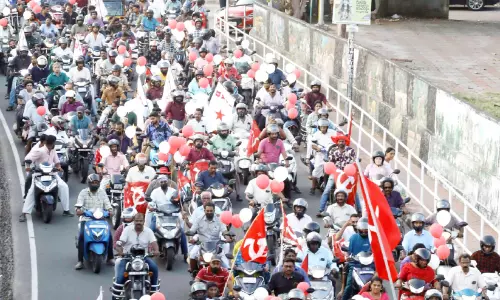 പോരാട്ടക്കളം റെഡി പോരാട്ടക്കളം റെഡി