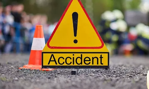 കാർ ഓടയിലേക്ക് മറിഞ്ഞ് ആറുപേർക്ക് പരിക്ക് കാർ ഓടയിലേക്ക് മറിഞ്ഞ് ആറുപേർക്ക് പരിക്ക്