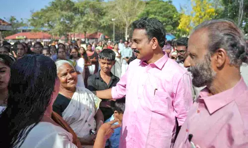 തെരഞ്ഞെടുപ്പ് പ്രഖ്യാപനമായി കളത്തിലിറങ്ങി സ്ഥാനാർഥികൾ തെരഞ്ഞെടുപ്പ് പ്രഖ്യാപനമായി കളത്തിലിറങ്ങി സ്ഥാനാർഥികൾ