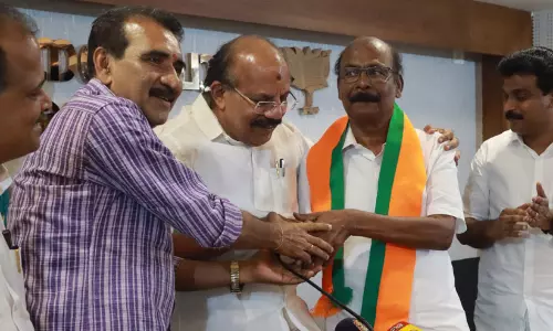 സി.പി.ഐ എം.എൽ.എ സി.സി. മുകുന്ദൻ ബി.ജെ.പിയിൽ ചേർന്നു; നമോഭവനിൽ എത്തി അംഗത്വമെടുത്തു സി.പി.ഐ എം.എൽ.എ സി.സി. മുകുന്ദൻ ബി.ജെ.പിയിൽ ചേർന്നു; നമോഭവനിൽ എത്തി അംഗത്വമെടുത്തു