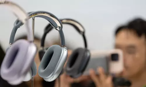 അഞ്ച് വർഷത്തിന് ശേഷം ആപ്പിളിന്റെ സർപ്രൈസ്; അത്യാധുനിക എ.ഐ ഫീച്ചറുകളുമായി എയർപോഡ്സ് മാക്സ് 2 അഞ്ച് വർഷത്തിന് ശേഷം ആപ്പിളിന്റെ സർപ്രൈസ്; അത്യാധുനിക എ.ഐ ഫീച്ചറുകളുമായി എയർപോഡ്സ് മാക്സ് 2