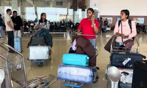 കൊച്ചിയിൽ ദുബൈ വിമാനം തിരിച്ചിറക്കി; യാത്രക്കാർ വലഞ്ഞു കൊച്ചിയിൽ ദുബൈ വിമാനം തിരിച്ചിറക്കി; യാത്രക്കാർ വലഞ്ഞു