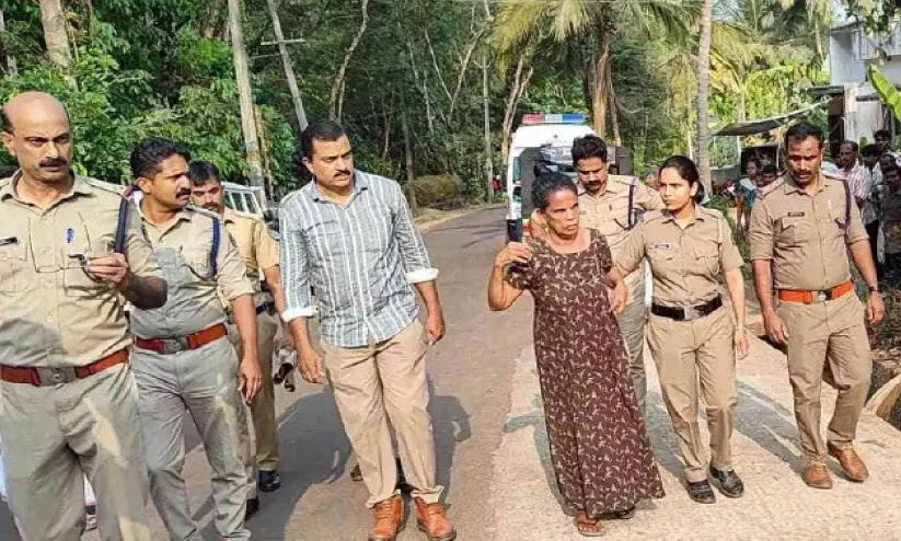 യുവതിയുടെ കൊലപാതകം; ഭർതൃമാതാവിനെ സ്ഥലത്തെത്തിച്ച് തെളിവെടുത്തു യുവതിയുടെ കൊലപാതകം; ഭർതൃമാതാവിനെ സ്ഥലത്തെത്തിച്ച് തെളിവെടുത്തു