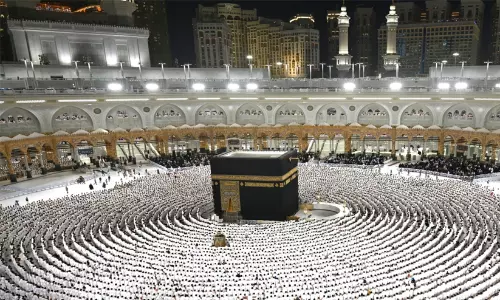 മക്കയിൽ ജനസാഗരം; ഇരുപത്തിയെട്ടാം രാവിൽ തീർത്ഥാടകരെക്കൊണ്ട് നിറഞ്ഞ് മസ്ജിദുൽ ഹറാം