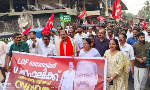 നിയമസഭ തെരഞ്ഞെടുപ്പ്; റോഡ് ഷോയുമായി യു. ഷറഫലിയുടെ പ്രചാരണത്തിന് തുടക്കം നിയമസഭ തെരഞ്ഞെടുപ്പ്; റോഡ് ഷോയുമായി യു. ഷറഫലിയുടെ പ്രചാരണത്തിന് തുടക്കം