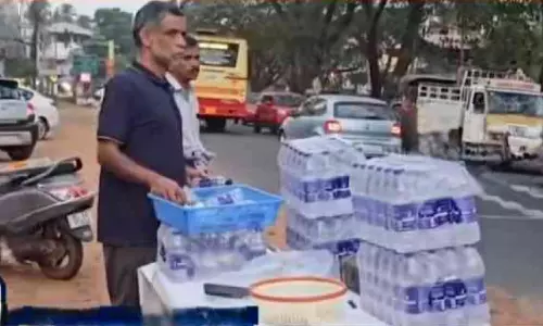 പാതയോരത്ത് ഇഫ്താർ കാരുണ്യം വിതറി സുനിലും അബ്ദുട്ടിയും പാതയോരത്ത് ഇഫ്താർ കാരുണ്യം വിതറി സുനിലും അബ്ദുട്ടിയും