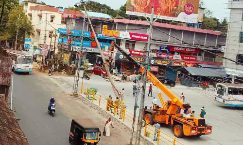 കെ.​എ​സ്.​ആ​ർ.​ടി.​സി ബ​സി​ടി​ച്ച് ഹൈ​മാ​സ്റ്റ് തൂ​ൺ ത​ക​ർ​ന്നു