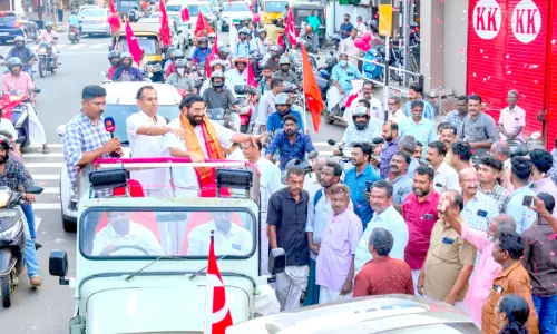 നിയമസഭ തെരഞ്ഞെടുപ്പ്; റോഡ് ഷോയുമായി വി.എൻ വാസവൻ നിയമസഭ തെരഞ്ഞെടുപ്പ്; റോഡ് ഷോയുമായി വി.എൻ വാസവൻ